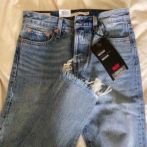 BNWT Levi’s tapered ankle jeans